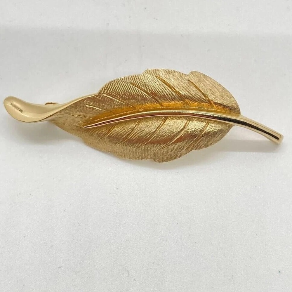 Vintage‎ AVON Gold Tone Textured Leaf Brooch Pin Classic Nature Jewelry